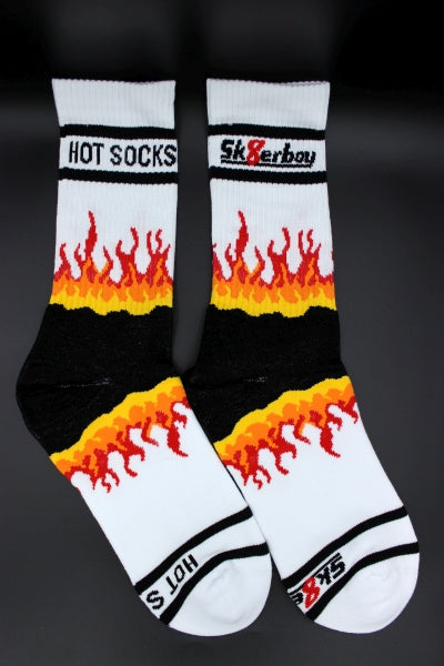 sk8erboy hot socks mit flammen bild auf der ferse in rot orange und gelb in detailansicht mit logo am bund und der unterseite 