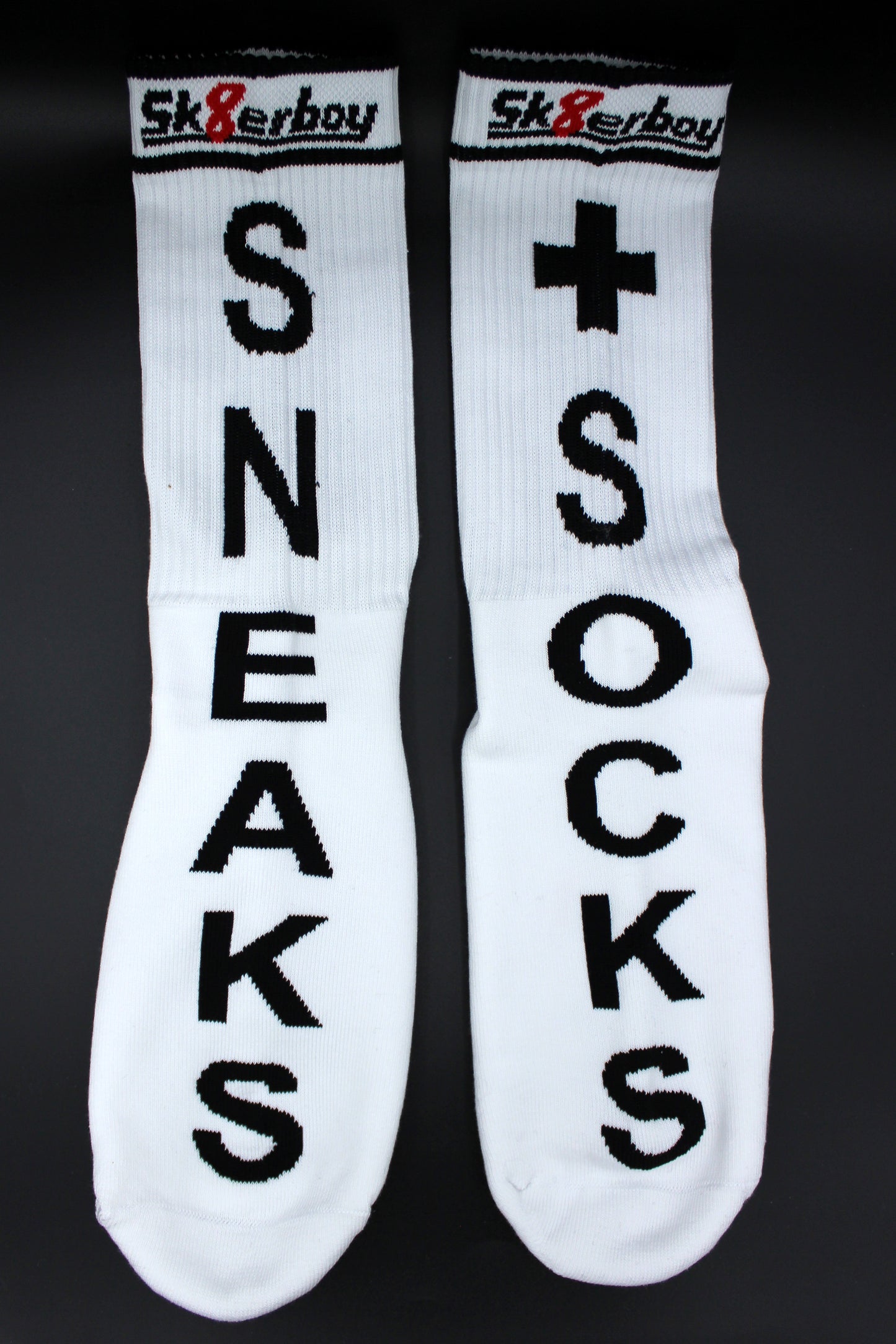detailansicht der sk8erboy sneaks + socks socken fuer alle liebhaber von geilen sneakern und smelly socks mit großem schriftzug und logo auf der unterseite vorne und hinten