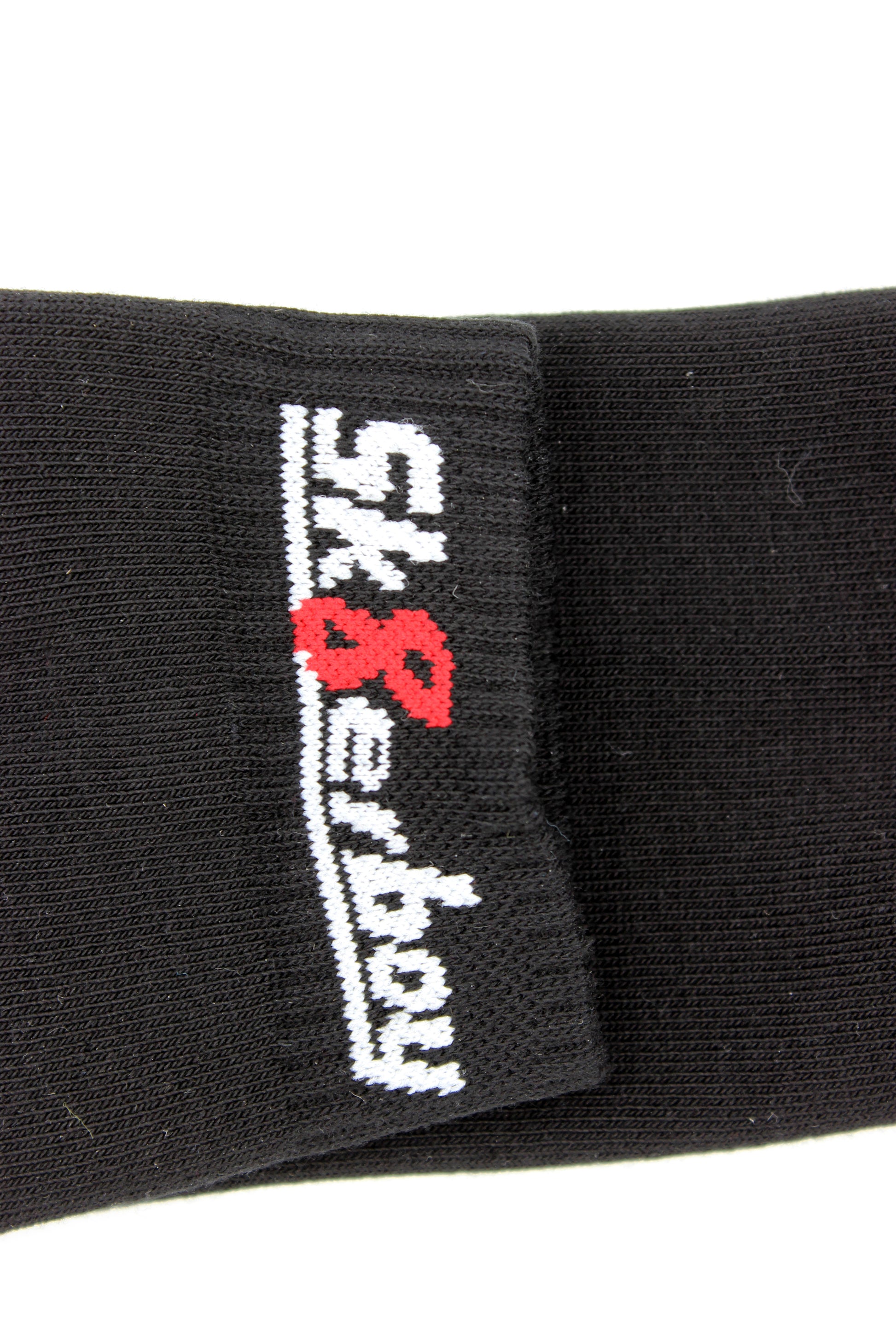 schwarze quarter socks von sk8erboy mit logo am bund und auf der unterseite in nahaufnahme